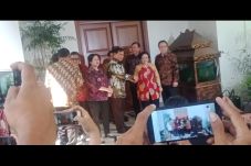 Megawati Sambut Kedatangan...