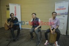 Melalui Lintas Cahaya,...