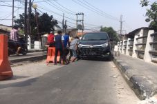 Jembatan Kamal Ambles,...