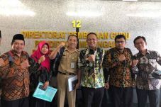 Perjuangkan Guru Honorer,...