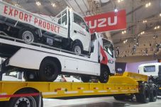 Isuzu Serahkan Piagam...
