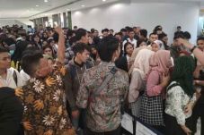 Hari Pertama, Puluhan...