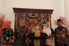 Sambangi Kantor Anies,...