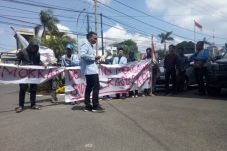 Mahasiswa Gelar Demo...