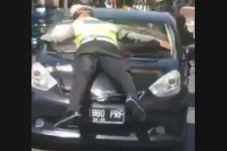 Polantas Diseruduk Mobil,...