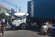 Diseruduk Truk Kontainer,...