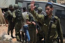 Israel Tahan Belasan...