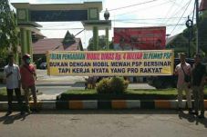 Tolak Mobil Dinas, Mahasiswa...