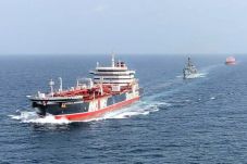 Lewat Selat Hormuz,...