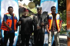 Menpar Serahkan 10 Stand...