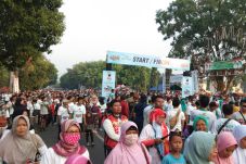 Puluhan Ribu Warga Ramaikan...