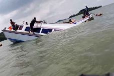 Nelayan Bantu Evakuasi...