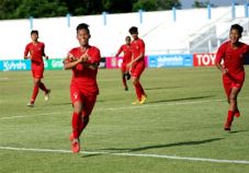 Menang Telak atas Singapura,...