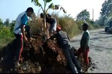 Kesal, Warga Tutup Akses...