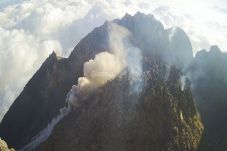 Gunung Merapi Luncurkan...