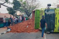4 Tewas Tertimpa Truk,...