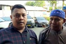 Aksi Makan Kucing, Abah...