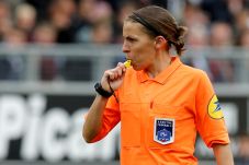 Wasit Wanita Pimpin...