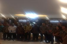 Datangi DPR, Bupati...