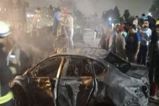 Mobil Lawan Arus Meledak...