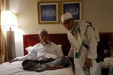 Kuat Berdiri saat Salat,...