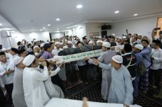 Dimakamkan di Al-Ma&rsquo;la...