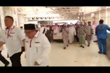 Ribuan Jamaah Haji Salat...