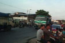 Jalan Berlubang, Truk...