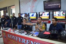 Cerita Perburuan Tiga...