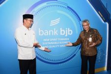 Gubernur Jabar Minta...