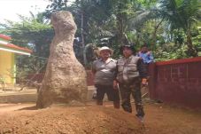 Batu Nangtung Langkaplancar,...
