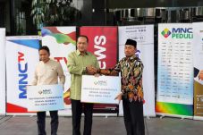 MNC Peduli Serahkan...