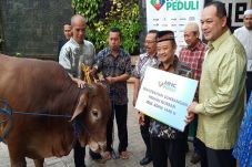 MNC Peduli Serahkan...