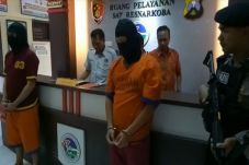 Terdesak Biaya Kuliah,...