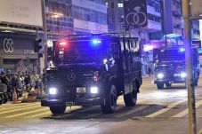 Hadapi Demonstran, Polisi...