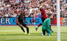 Hat-trick Sterling Warnai...