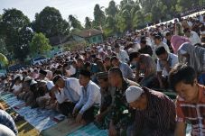 Ribuan Umat Islam di...