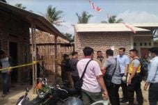 Satu Keluarga Dibantai,...