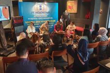 Mencintai Wastra Nusantara,...