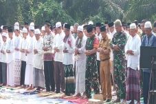 Kemarau, TNI dan Warga...