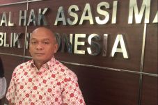Dianiaya Depan Anak,...