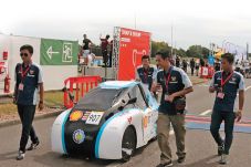 Mempersiapkan Mobil...