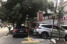 Parkir di Trotoar, Sudinhub...