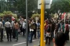 Polisi Pukul Mundur...