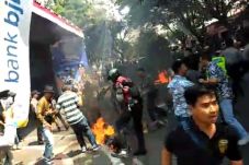 Mahasiswa Bakar Ban...