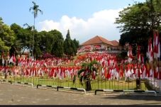 10.001 Bendera Merah...