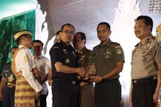 Bea Cukai Priok Berikan...