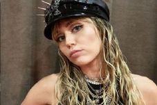 Miley Cyrus Tak Bahagia...