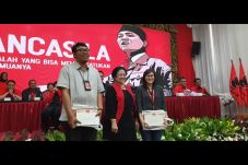 Megawati Beri Buku Kisah...