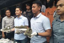 2 Pencuri Ini Hanya...